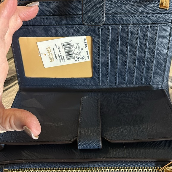 NWT Michael Kors leather double zip wristlet/wallet - Picture 3 of 5